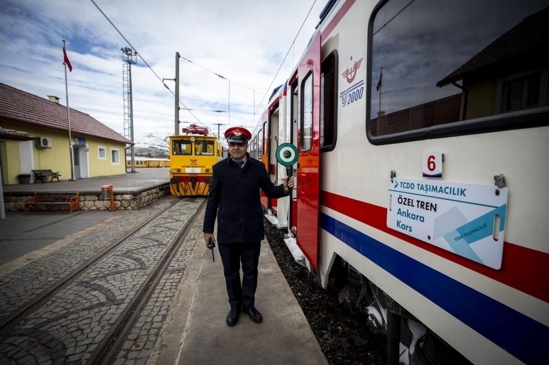 Kars'a ulaan yolcular, Rus igali srasnda Yusufpaa, Ortakap ve Cumhuriyet mahallelerinde uygulanan Baltk mimari anlayn rneklerini grebiliyor. Hollanda'dan getirilen mhendislere yaptrlan binalar yalanc stunlar, bordr kabartma talar, uzunca bir koridor etrafna i ie alan oda ve salonlar ve PE ad verilen stma sistemleriyle dikkati ekiyor.