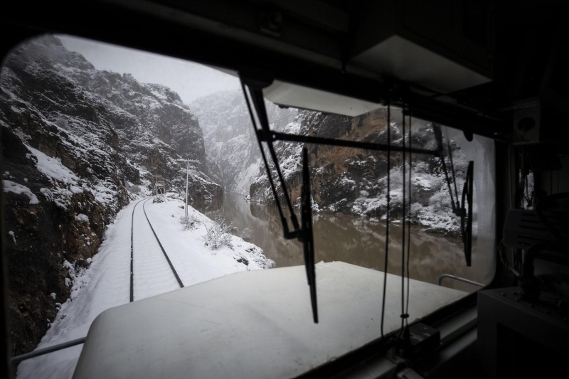 Turistik tren 1 hizmet, 1 yemekli, 11 yatakl vagondan oluuyor ve 220 yolcu kapasitesiyle hizmet veriyor.
