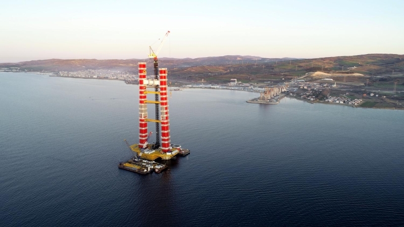 YAKLAIM VYADKLERNN AYAKLARI YKSELD  Gelibolu'nun Stlce ve Lapseki'nin ekerkaya mevkileri arasnda ina edilen 1915 anakkale Kprs'nn her iki yakasndaki ankraj bloku imalat da bitti. 