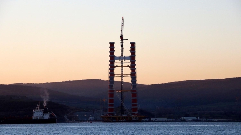 Cumhuriyet’in 100’nc kurulu yl dnmn temsil eden 2023 metrelik orta aklyla, tamamlandnda dnyann en byk orta aklna sahip asma kprs unvanna sahip olacak 1915 anakkale Kprs’nn kule balantlar ve balant unsurlar Trk bayrann renkleri olan krmz-beyaza boyanacak. 