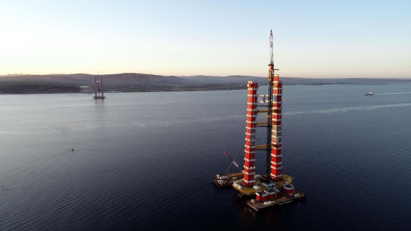 318 METRELK YKSEKLYLE ANAKKALE DENZ ZAFER'N SMGELYOR Toplamda 32 bloktan oluacak kpr ayaklar tamamlandnda 318 metrelik uzunluuyla 18 Mart anakkale Deniz Zaferi'ni simgeleyecek. 