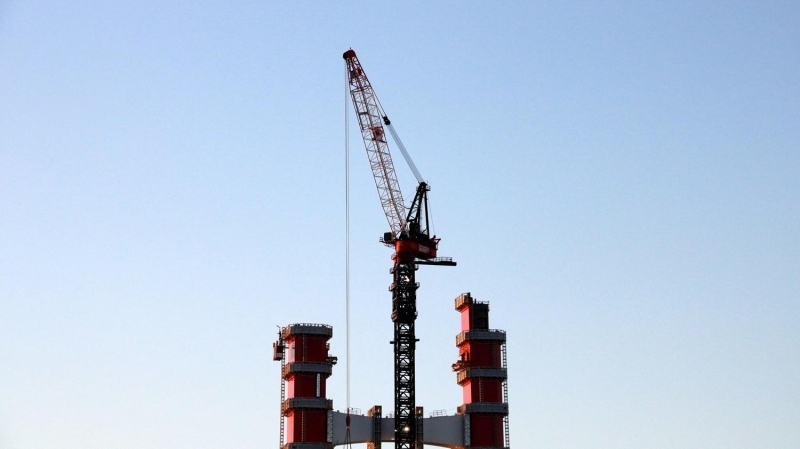 Her iki yakada 318 metre yksekliindeki kulelerin st ksm da Seyit Onba'nn anakkale Savalar'nda namluya srd top mermisini temsil edecek ekilde olacak. 