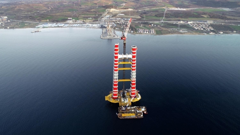 Malkara'dan Lapseki'ye kadar uzanan otoyol almalar srdrlrken, Lapseki yakasnda 680, Gelibolu yakasnda 365 metrelik yaklam viyadklerinin ayaklar da byk oranda tamamland. Kpr inaatnda 2500 kii, otoyol projesinde ise 3 bin 600 kii alyor. 