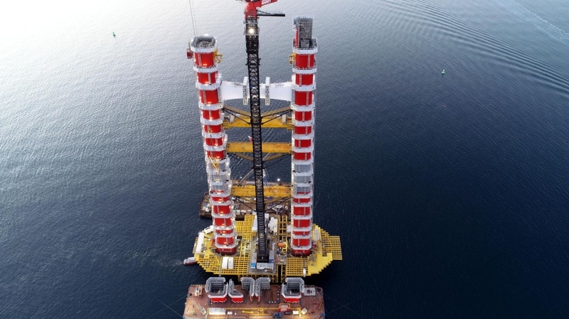 Kulelerin en ucunda ise anakkale Savalar kahraman Seyit Onba'nn, srtlayarak namluya srd top mermisi tasviri yer alacak. Cumhuriyet'in kuruluunun 100'nc yln simgeleyen 2023 metrelik orta akl kprye, 'dnyann en uzun kuleler aras akla sahip asma kprs' unvann kazandracak.