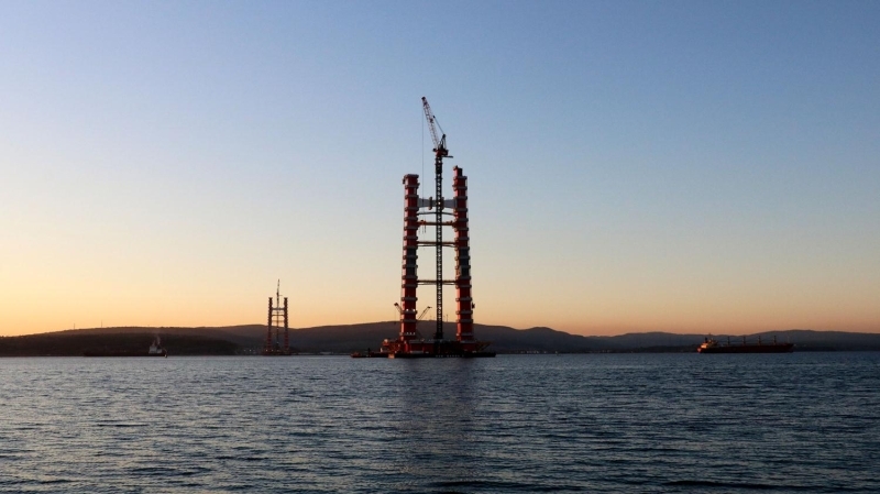 Kpr tabliyesinin her iki tarafnda bakm onarm amacyla kullanlacak yrme yollar olacak. Her iki kule temeli yaklak 40 metre derinlikte, deniz tabannda konumlandrlacak ve elik kule ykseklii yaklak 318 metre olacak