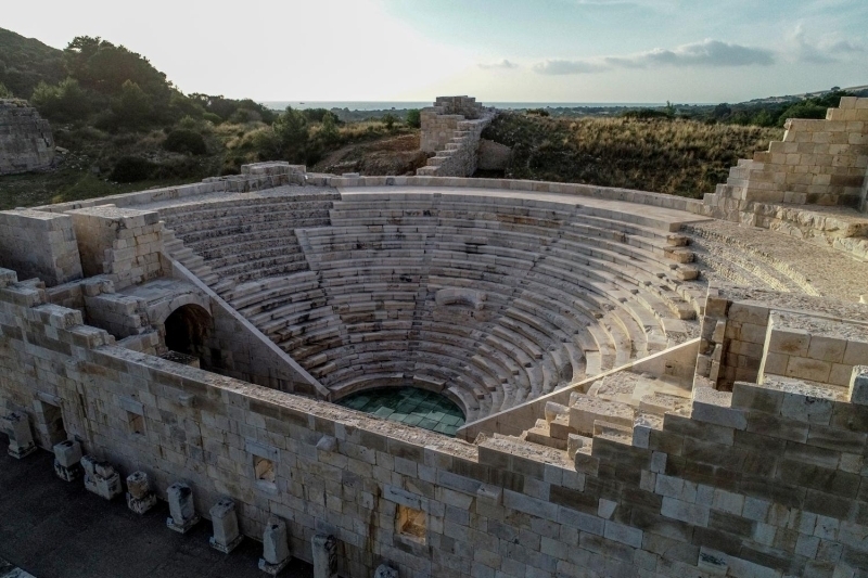 Meclis binasnn tarihte kurulmu ilk meclis binas olmadna iaret eden Ik, yle konutu:
