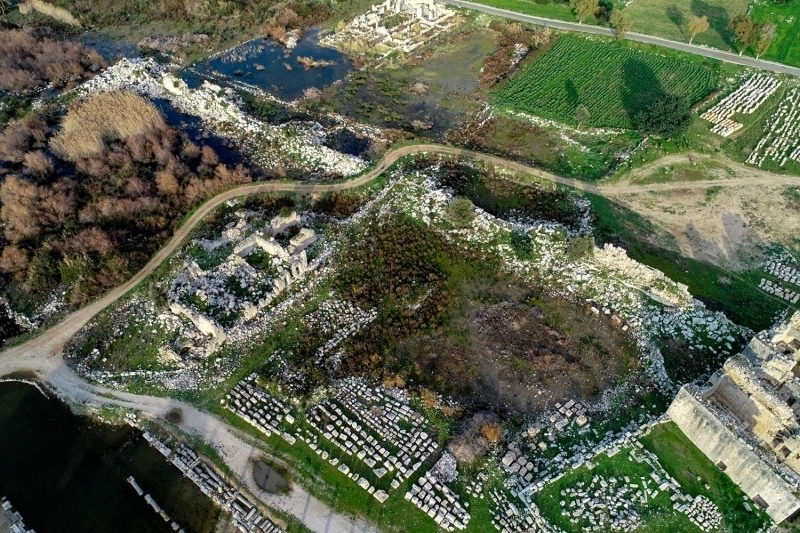 'lk deil ama onun kadar nemli baka bir zellie sahip. Bu meclis binas iinde aydnlanma ann en nemli isimlerinden Fransz filozof Montesquieu'nun 'Yasalarn ruhu' adl kitabnda dnemin btn ynetim biimlerini inceledii, gemiteki btn ynetim biimlerini inceledikten sonra kurduu mthi cmlelerin iz dm var. Montesquieu, 'Bana sorarsanz bugne kadar gelmi gemi en mkemmel cumhuriyet hangisidir diye, size Likya Birlii'ni gsteririm' der. te o birliin meclisinin toplant yapt yer Patara'dr.'