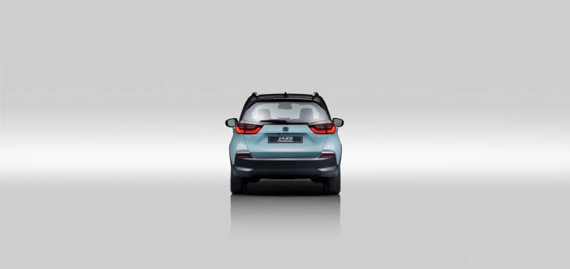 zellikle ehir iindeki ou sr senaryosunda EV Drive ve Hybrid Drive sr modlar yeterli olurken otoyol srlerinde Engine Drive sr modu devreye giriyor. Ani hzlanmalardaki g gereksinimlerinde elektromotor benzinli motoru desteklemek zere devreye giriyor. 