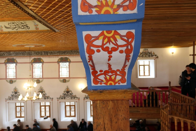 'Caminin 4 kitabesi mevcuttur. En eskisi olan kuzeydeki emenin zerindeki kitabeye gre caminin 1591 ylnda yapld dnlmektedir. eitli dnemlerde deprem ya da doal afetlerden kaynakl oluan hasarlar onarlmtr. Cami Hac Mollazade Vakfna bal bir camidir. En nemli zellii iindeki nebati ve geometri sslemeleridir. 19. yzylda cami tekrar onarm geirdii iin o dnemin en nemli zelliklerine gre tekrar ina edilmi ve bu halini almtr.'  