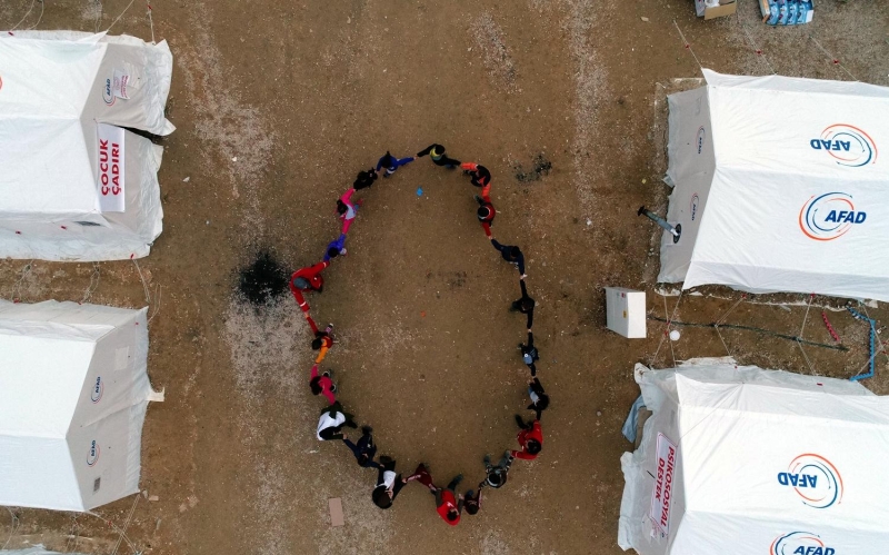 Depremzede 5 bin 490 ailenin geici barnmasn salamak iin Elaz ve Malatya'da konteyner kentler oluturuluyor.  Elaz'n Aa Demirta, Krklar, Doukent, Hankendi ve Sivrice ilesinin Glba mevkisinde 4 bin 790, Malatya'daki belirlenen alanlarda ise 700 konteynerin yerletirme almalar hzla devam ediyor.