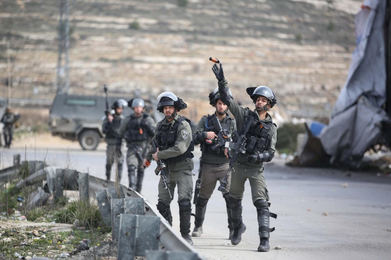 srail gvenlik glerinin gsteriye mdahalesi zerine Filistinliler, lastik yakarak blgedeki baz yollar kapatt.