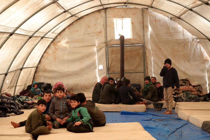 Suriye’nin kuzeybatsnda son 3 ayda 800 binden fazla kii yerlerinden edildi. Evlerini brakarak kaan snmaclar, Trkiye’nin daha nce terrden arndrd Frat Kalkan, Zeytin Dal ve Bar Pnar blgelerine g ediyor. dlib kuzeyindeki kampta yaam mcadelesi veren Ebu Muhammet (70) 'Bear Esad bizim evlerimizi kylerimizi bombalad. Onun kadar zalimi bu dnyada yok. ocuklarmz torunlarmz alarak kamak zorunda kaldk. Bizi dnyann grmesini istiyoruz. Bizi Cumhurbakan Recep Tayyip Erdoan’n yalnz brakmayacana inanyoruz. Biz amurun yokluun iinde yayoruz. Bir an nce buradan kurtulup, ya Trkiye’ye ya da Avrupa’ya gitmek istiyoruz' dedi.