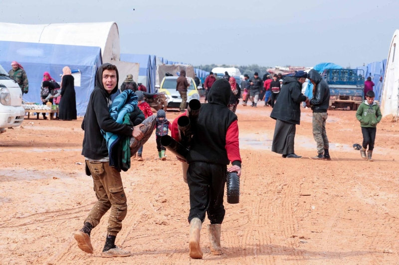 5 gn nce 4 ocuu ile birlikte bombardmandan kaarak dlib’deki gerginlii azaltma blgesine geldiini ancak rejimin sndklar kamplar da vurduunu ne sren Ebu Yusuf, 'Zalim Esad bizi yerlerimizden etti. Evlerimizi, tarlalarmz bombalad. 4 ocuumla kaarak adr blgelerine geldik burada gvende olduumuzu dnyorduk ama dn rejimin uaklar buralar da vurmaya balad. Yaralanan insanlar oldu. Yeter artk biz kurtulmak istiyoruz. Cumhurbakan Recep Tayyip Erdoan’n yardm edeceini biliyoruz' dedi.