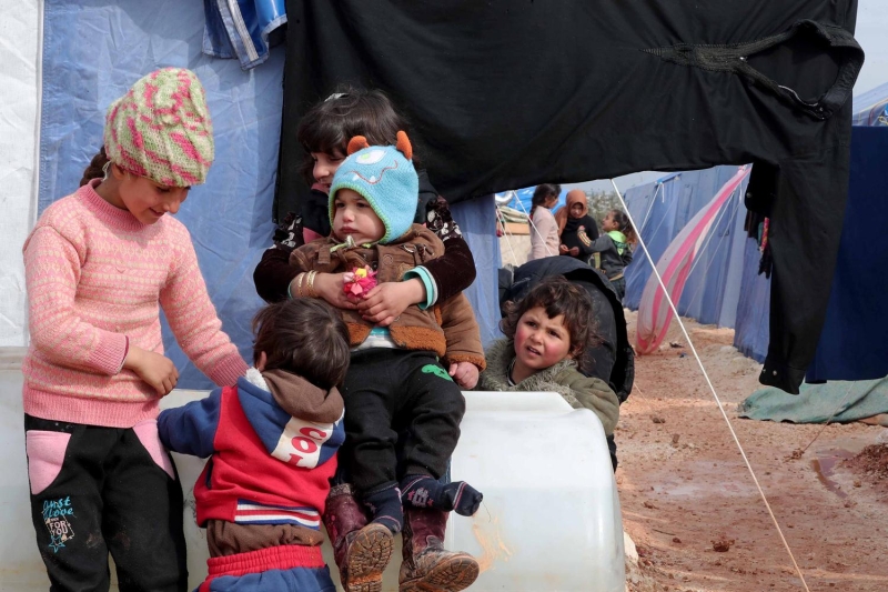 Ailesiyle Kampa gelen yandaki Aye Ebubekir (75) 'nallah Recep Tayyip Erdoan Suriye’deki yerinden edilen insanlarn yardmna koacak. Biz burada nasl yayoruz, ne skntlar ekiyoruz herkes duysun, bilsin. Evlerimiz yok edildi bize yardm edilsin istiyoruz' diye konutu.       