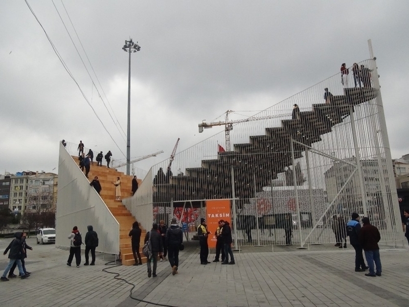Platformda stanbul Aratrmalar Enstits ile ortak yrtlen alma kapsamnda “stanbul’un Kalbi Taksim” isimli sergi gerekletirilecek. Platformun daha sonra stanbul’un baka meydanlarna da ina edilmesi bekleniyor.