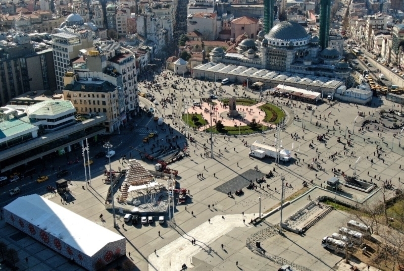 Proje iin fazla bte ayrldn ifade eden Bra Grbz, “Harcanan parann gerekten byle bir sergi amaya ihtiya var m diye dnmek gerekiyor. Bence bu para baka bir proje iin harcanabilirdi. ok ciddi bir rakam, baka faydal bir ey yaplabilirdi. Ulam zamlar son zamanlarda canmz ok fazla yakyor. Keke halkn yarar salayabilecei faaliyetlere harcansayd bu bte. nk byk bir miktar olduunu dnyorum” dedi.