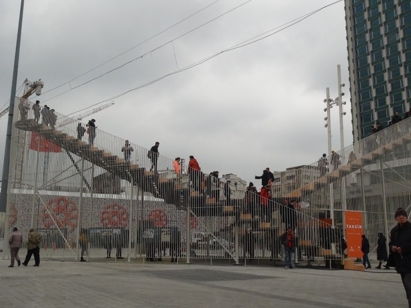 “Bu millet bunun hesabn sorar” Platformun btesini gren bir vatanda ise, “Yaplsn bakalm, ne olduunu greceiz. Byle bir bte ile bu i yaplyorsa gerekten ayptr, samalktr. Bu millet bunun hesabn sorar” ifadelerini kulland.  (HA)