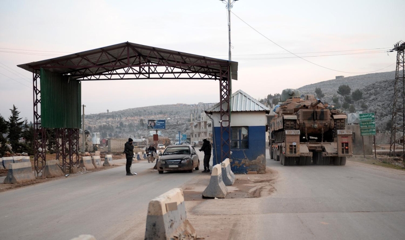 TSK’nin Suriye’deki gzlem noktalarn korumak ve Trkiye’ye g nlemek amacyla Trkiye’deki eitli birliklerden dlib’in dousu ve gneyine yapt askeri seviyat devam ediyor.