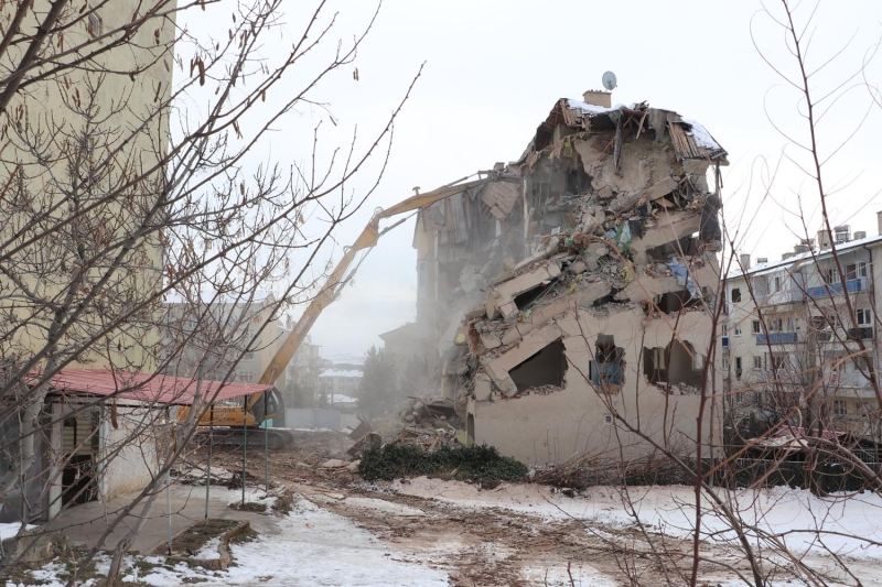 Depremin ikinci gnnden itibaren Elaz Valilii nnde ve merkezde bulunan Kltr Park'ta Afet Koordinasyon Merkezleri kuruldu.  