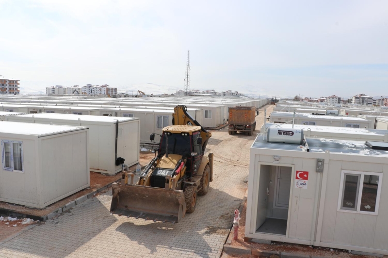 Elaz'da UMKE ve 112 Acil Servis'ten 71 salk personeli, Malatya'da da 5 UMKE personeli alma yrtyor.  