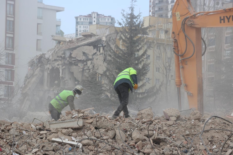 Depremin yaand ilk andan bu yana blgede bykl 4'n zerinde 24, toplamda ise 2 bin 764 art deprem meydana geldi.  