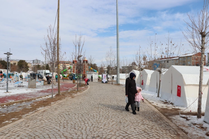 almalar depremin hemen ardndan blgeye gelen ileri Bakan Sleyman Soylu, evre ve ehircilik Bakan Murat Kurum ile Salk Bakan Fahrettin Koca koordinesinde yrtlyor.  