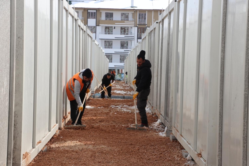 Elaz'da 180, Malatya'da da 174 teknik personel grevini srdryor. 7'si merkezde biri Gezin beldesinde toplam 8 sahra hastanesinde vatandalara salk hizmeti veriliyor.  