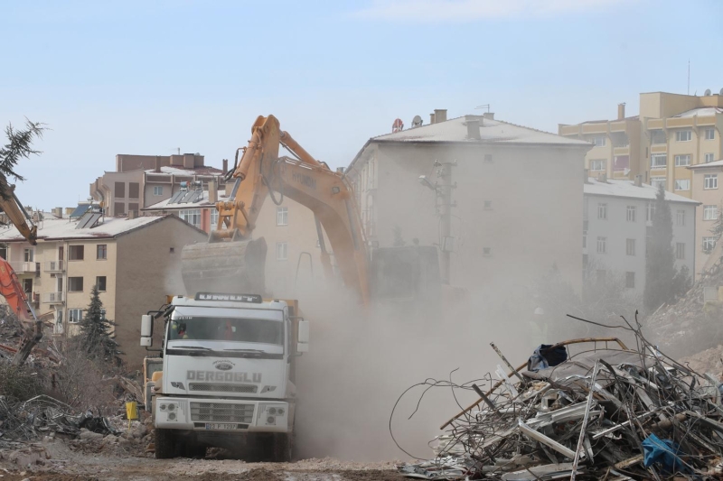 Depremde Malatya'da ar hasarl 13, orta hasarl 23 okul tespit edildi. Malatya'da hayrseverler tarafndan 6 okul yaplmas planlanyor.  