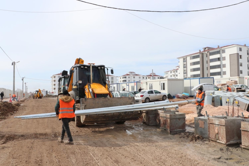 Cumhurbakanl, Aile alma ve Sosyal Hizmetler Bakanl, evre ve ehircilik Bakanl ile AFAD tarafndan Elaz ve Malatya'ya 122 milyon lira nakdi yardm saland.  