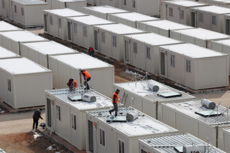 Elaz'da merkezde adr, okul ve spor tesisinden oluan 108 barnma alannda toplam 11 bin 62 kii kalyor. Toplu adr alanlarnda 3 bin 330 adr kuruldu. Bu adrlarn 2 bin 49'unda vatandalar kalyor. 19 bin 409 adr ise bireysel olarak datld. Malatya'da 5 bin 948 adr bireysel olarak datld ve kuruldu.  