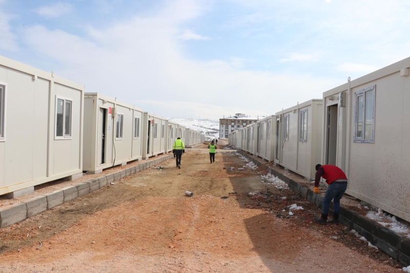 Depremden etkilenen Elaz ve Malatya'da 29 bin 934 adr, 69 bin 834 yatak, 149 bin 899 battaniye, 43 bin 789 stc, 29 ton 500 kilogram kmr, 245 ton odun, 2 bin 100 soba, 102 bin 72 gda kolisi, 61 bin 200 alveri kart, 105 bin 234 kyafet, 120 bin 186 paket hijyen malzemesi ve bebek bezi datld.  