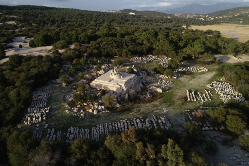                                                                 'Patara'daki fener dnyadaki ilk deniz feneri deil. lk fener, skenderiye Feneri. Patara'daki fener ise kendi orijinal malzemesiyle ayaa kaldrlabilecek olan tek fener. Fenerin yapmnda kullanlan btn talar gn yzne kartld ve numaralandrld. Bu fener, lkemiz zerine nemli bir k drecektir.                                                       
