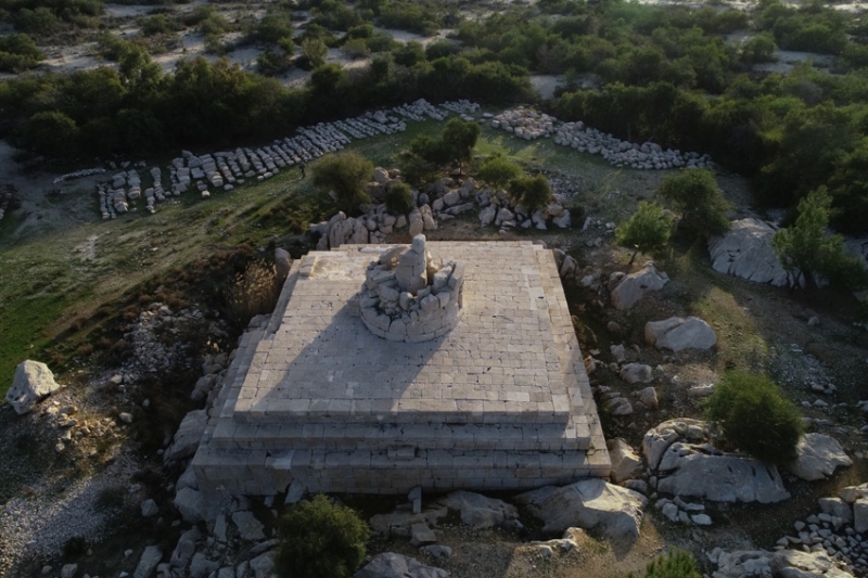                                                                 Ik, fenerin MS 54 ylnda Roma'nn en tannan imparatorlarndan biri olan Neron tarafndan yaptrldn kaydetti.                                                      