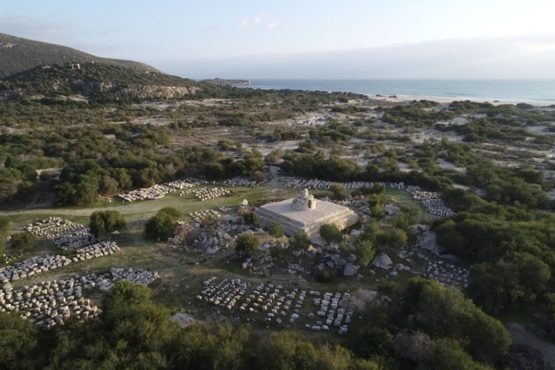                                                                 Fenerin birka yl iinde ayaa kalkmas iin elimizden geleni yapacaz. Kulesinin ykseklii 26, podyumunun ykseklii ise 6 metre. Toplamda 30 metreyi aan 7 katl bir apartman yksekliine ulaabilen dev bir fener. lkemizin en nemli kltr miraslarndan biri olmaya aday. nallah restorasyon tamamlandktan sonra fener klandrlacak ve denizcilerin yolunu yeniden aydnlatacak.' diye konutu.                                                      