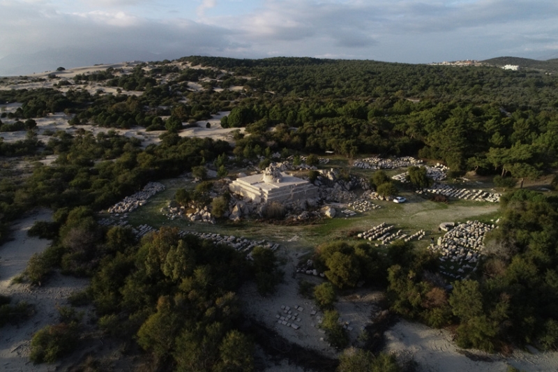                                                                 Tamamlandktan sonra ok sayda turisti ekebilecek kapasiteye sahip. spanya'da Atlas Okyanusu'nun kenarnda bir deniz feneri var. Bizim fenerden ok daha sonra yaplm. 17. ve 18. yzyllarda iki kez restorasyon geirdii iin orijinalitesini kaybetmi, bambaka bir grntye ulam durumda. O feneri bile yz binlerce kii ziyaret ediyor. Patara feneri iyi bir tantmla bu fenerin nne geecektir. 2020'yi 'Patara Yl' ilan ederek bunu mmkn klan Cumhurbakanmza teekkr ediyoruz.'                                                      