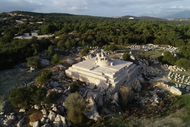                                                                 'Kendi orijinal malzemesiyle ayaa kaldrlabilecek olan tek fener' <br><br> 'Ben imparator Neron. Bu feneri denizcilerin selameti iin yaptm.' diyor. Bu, imparatorun prestij yapsdr. Blgede Neron'un devasa byklndeki hamam da var. Anadolu'nun en byk hamamlarndan biri.' diyen Ik, yle konutu:                                                      