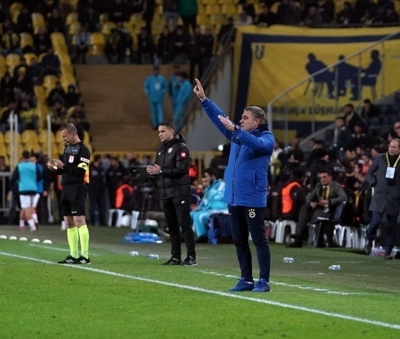 Derbide en ufak puan kayb yaanmas halinde tecrbeli altrcyla yollarn ayrmay dnen Bakan Ko’un