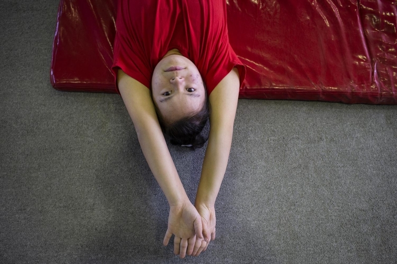 Ekonomik yetersizlikler, ailelerinden ayr dmek gibi zorluklara karn azim ve inanla her engelin alabileceini gsteren 5 gen, dzenli antrenmanlarn yaptklar Saray Engelsiz Yaam Bakm ve Rehabilitasyon Merkezindeki spor salonunda AA muhabirine aklamalarda bulundu.