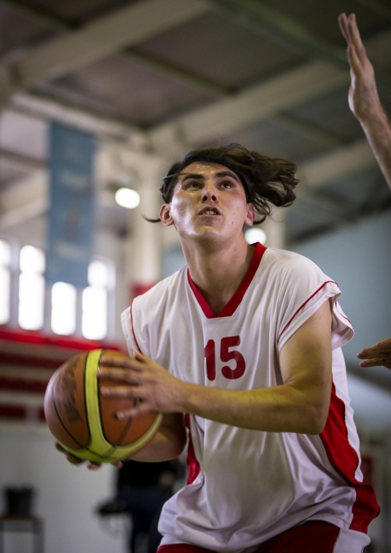 Saray Engelsiz Yaam Bakm ve Rehabilitasyon Merkezinde 2 yandan beri kalan down sendromlu Aysel Erdoan da jimnastikte Trkiye birincisi oldu.  Enerjik yapsyla basketbolda izleyenleri kendine hayran brakan hafif zihinsel engelli zer Kafa ise takmyla 2019'da Trkiye ikinciliini kazand. Futbolla da ilgilenen, haftann 4 gn antrenmanlara katlan zer, milli sporcu.