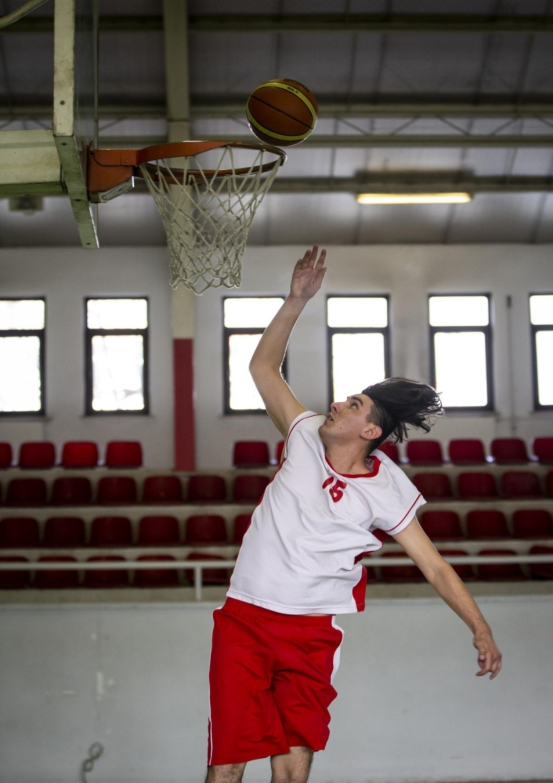 Milli basketbolcu zer, 'Bu yl basketbolda Trkiye ikincisi olduk. Sevinten havalara utum. nemli olan hrs. Hrs yaparsan, pes etmezsen kazanrsn. Kendine gven ok nemli, gvenmezsen kaybedersin. Sadece sporda deil, her eyde byle.' diye konutu.  Kamuda ie balamay ok istediini de belirten zer, ie balamas durumunda da para biriktirip ev almak istediini syledi. Ailesinin uzakta olduunu anlatan zer, 'Benim hi ziyaretim olmaz, hi de olmad. Doru dzgn arayanm soranm yok. ok kr kendi ayaklarmn zerinde durdum.' dedi.