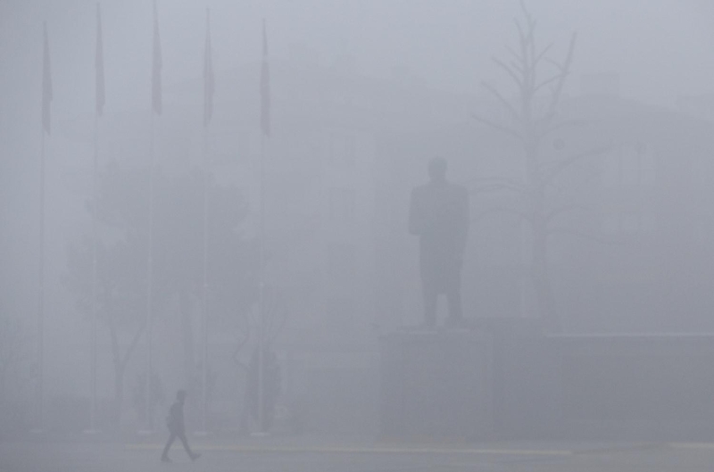 Hava scaklnn 2 derece lld kent merkezinde sabah saatlerinde sis etkili oldu.