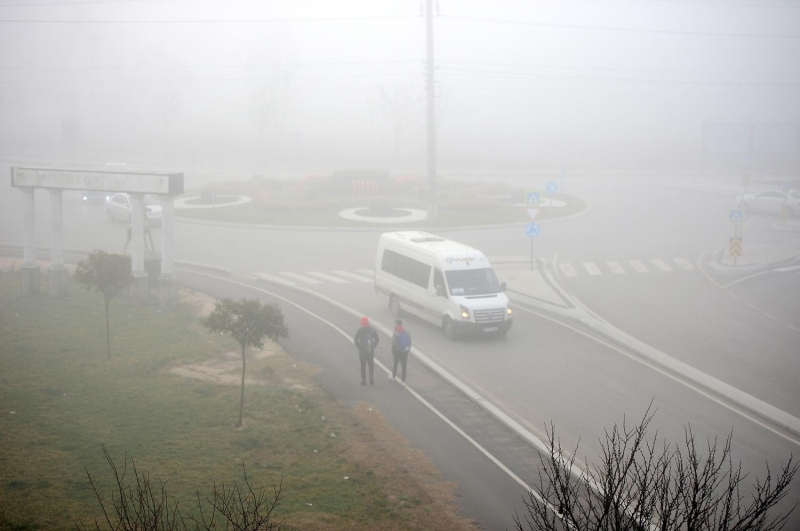 Sakarya, Kocaeli ve Dzce illerinde youn sis gnlk yaam olumsuz etkiledi.