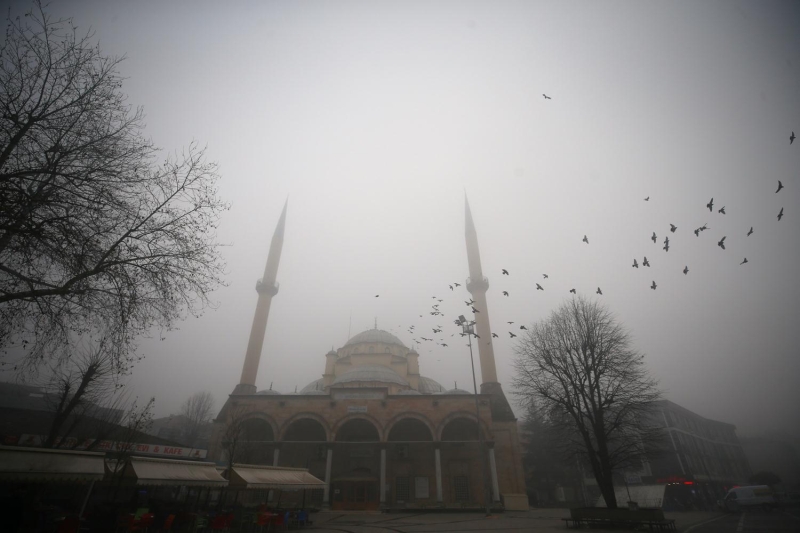 Kocaeli'de sabah saatlerinde etkili olan sis dolaysyla kentin yksek kesimlerindeki mahallelerde srcler ilerlemekte glk ekti.