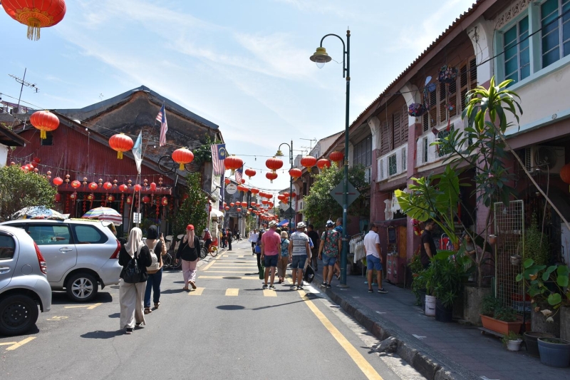 Nasi kandar, beyaz pirin ile kri soslu kzarm tavuk, balk ve ok sayda sebzenin ayn tabakta servis edilmesi anlamna geliyor.  Hint Mslmanlarn ehre kazandrd en nemli yaplardan biri de 1801 ylnda Hint tccarlarn giriimiyle yaptrlan Kapitan Keling Camisi.  Dnya Kltr Miraslar listesinde yer alan cami, ehrin en nemli ziyaret merkezlerinden biri olarak korunuyor.