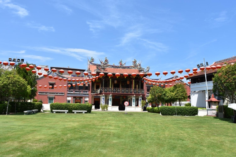 1800'l yllarn banda ehre yerleen Ermeni tccarlarn yaptrd St. Gregory Kilisesi ve ehir merkezinde Ermeni mimarisiyle ina ettirdikleri ev ve dkkanlar, George Town'n kozmopolit zelliini gsteriyor.