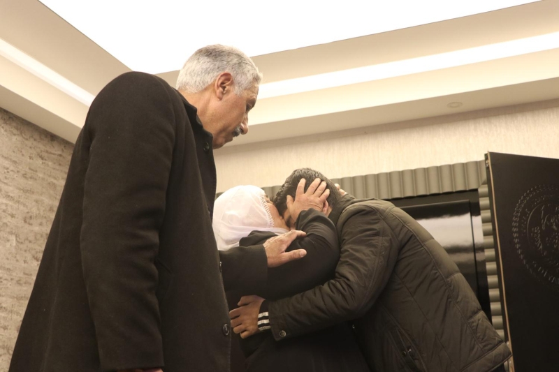 Bylece Diyarbakr'da HDP il binas nnde oturma eylemi yapan ailelerden evladna kavuanlarn says 8'e ykseldi.  