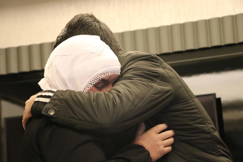 Anne Aslan olunun elini perken, baba ise, 'Suluysan cezan ekersin, suun yoksa dar karsn. Trk adaletine gven.' dedi.  