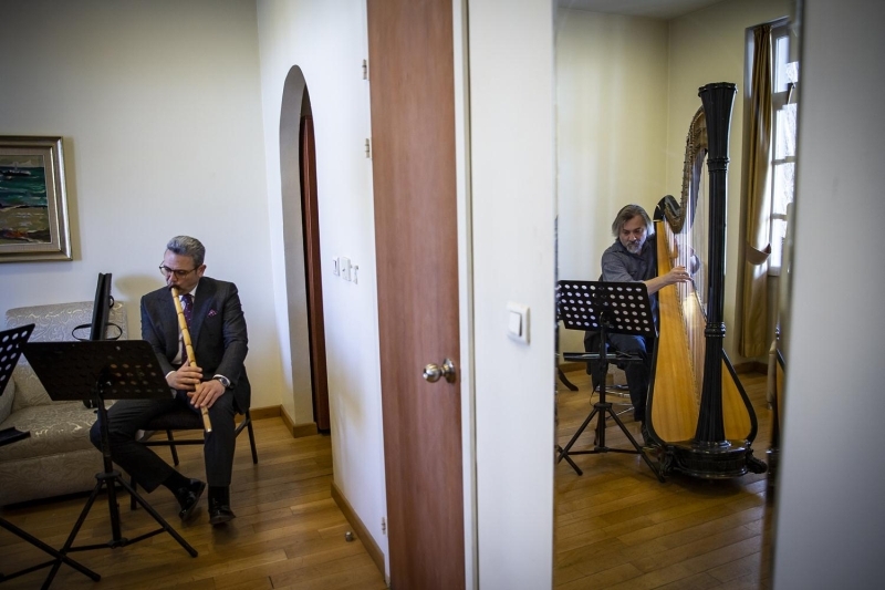 Gn, 'Heyecanla 'Seyirciyi iin iine katsak m?' diye dndk. Atilla Kl'tan Gbeklitepe iin metin yazmasn istedim. Konu ok derin, 12 bin yl ncesine gidiyorsunuz. Bir tarih siliniyor, her ey yok oluyor. Kendi hayalimizde kurup, yeni bir ey yaratmamz kolay olmad. ok aratrma yaptm. Gbeklitepe nedir? Ne olmu, neden kapatp gittiler? lk insann yaradlndan baladk esere. Neyi o yzden kullandk. Ney insan anlatan bir enstrman. Eserin ilk blm de 'lk Nefes'. nsann var oluunu anlatyor.' diye konutu.