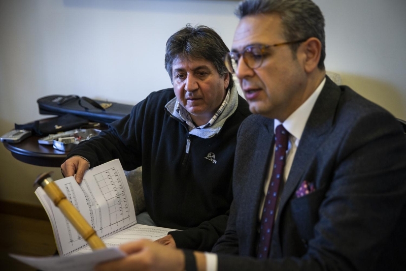 Kemal Gn, yle devam etti:  'Eserin nc blmne Gbeklitepe 'T' zerine kurulu olduu iin T'nin Gizemi ismini verdim. Arp ve ney, talarn gizemini anlatacak. Niin kapatp gittiler buradaki insanlar. Hibir ey bilmiyoruz. Blmn sonunda da Gbeklitepe kapatlyor ve gidiyorlar. Gizem orada kalyor. Beste yapmak kolay deil, kendiniz yorumlayp notaya dkyorsunuz. ok aratrma yaptm Gbeklitepe iin. Ayrca seyirci iin metin yazld. Seyirciyi de o eserin iine katmak istedik. 'Ben bu eserin sahibiyim' diyecek seyirci. Konser ncesinde okuyacaklar metin olacak ellerinde. Konser, dnyann NASA tarafndan orijinal kaydedilmi sesiyle balyor. Biz bu sesi kabinden vereceiz. Biz u anda dnyann iindeyiz ve eserin sahibiyiz diyecek seyirciler. Metni yksek sesle okuyacaklar. Ve konser balayacak. Seyircinin, o an yaamalarn ve hissetmelerini istiyoruz. Eser bittikten sonra dnya dnmeye devam edecek. ok heyecanlyz. Dnyada ilk arp ve ney iin yazlan bir eser, bunu da aratrdk. lk kez yaplyor. Dnya prmiyerimiz. Klasik mzik ierisinde yaplan farkl bir alma oldu. Bizim topraklarmzdan kan eserleri kullandmz iin mutluyuz.'