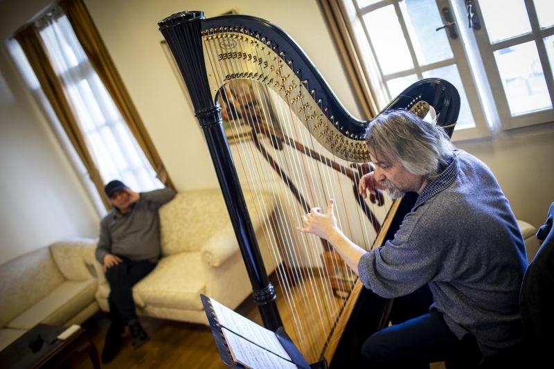 Eserin 'Bereketli Hilal' isimli drdnc blmnde youn bir ekilde Trk ezgilerinin ve makamlarn sunulacan kaydeden Gn, tm corafyay iine alan salam ve dinamik bir melodik yapy konserde dinleyiciye sunacaklarn dile getirdi.